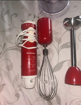 Batidora de mano roja y blanca