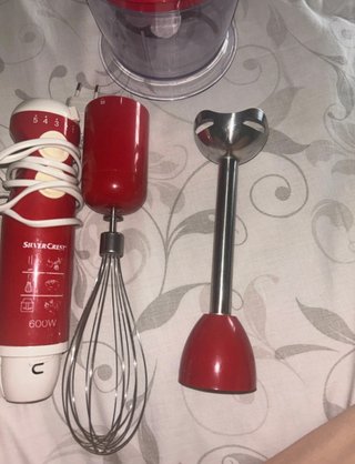 Batidora de mano roja y blanca