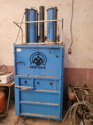 Prensa Mil-tek para cartón y aluminio