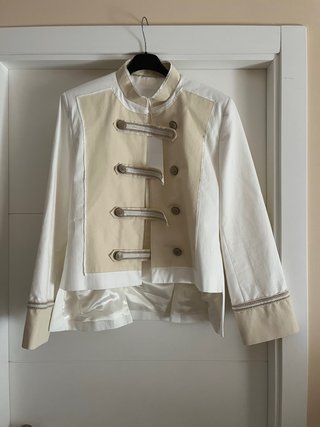 Chaqueta estilo militar beige y blanca