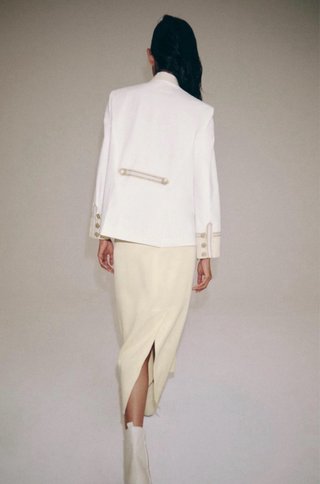 Chaqueta estilo militar beige y blanca
