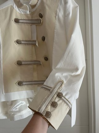 Chaqueta estilo militar beige y blanca