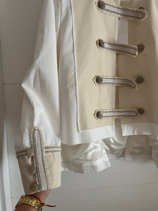 Chaqueta estilo militar beige y blanca
