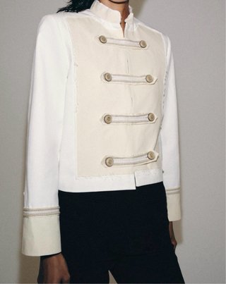 Chaqueta estilo militar beige y blanca
