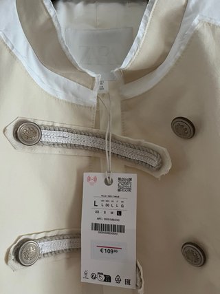Chaqueta estilo militar beige y blanca
