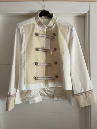 Chaqueta estilo militar beige y blanca