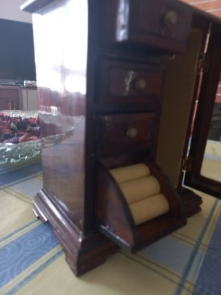 Joyero de madera con cajones y espejo