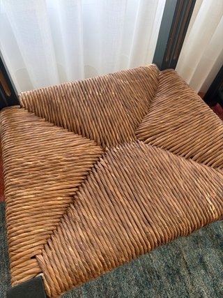 Silla de madera y mimbre