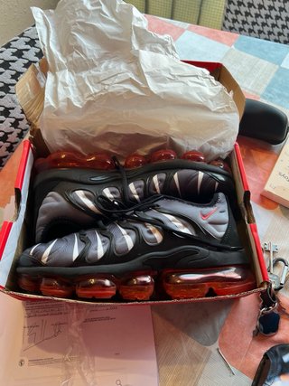 Nike Air Vapormax Plus T43 Negras Rojas