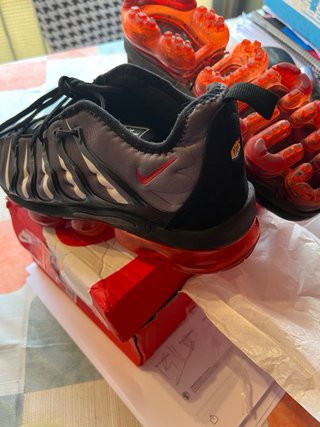 Nike Air Vapormax Plus T43 Negras Rojas
