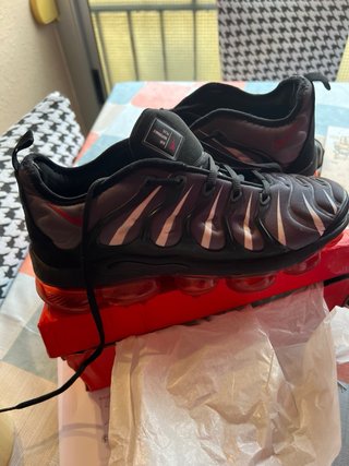 Nike Air Vapormax Plus T43 Negras Rojas