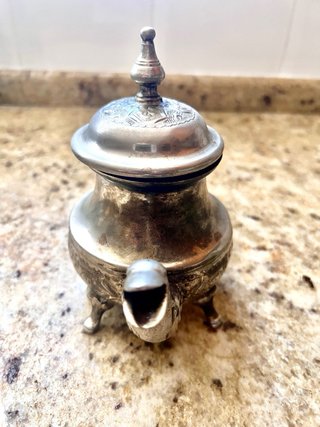 Tetera de metal plateada