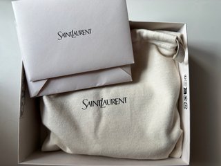 Borsa Yves Saint Laurent nera con catena oro