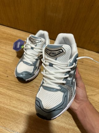 Zapatillas Asics Gris y Blanco sin caja
