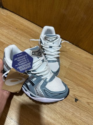 Zapatillas Asics Gris y Blanco sin caja