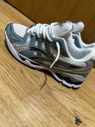 Zapatillas Asics Gris y Blanco sin caja