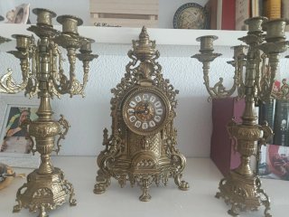 Juego de 2 candelabros y reloj dorado