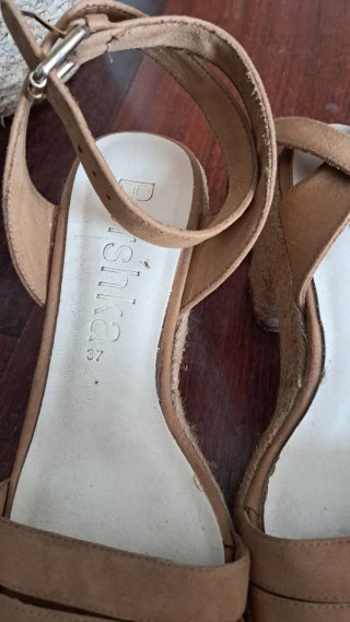 Sandalias cuña Bershka beige, super comodos