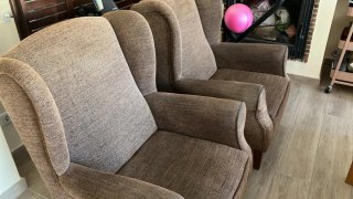 Sillón de tela marrón