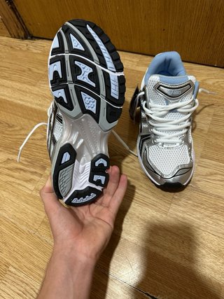 Zapatillas Asics plateadas y blancas sin caja eh