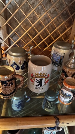 Jarras de cerveza de cerámica y metal