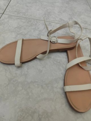 Sandalias planas blancas y beige