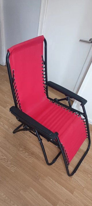 Silla plegable reclinable roja.