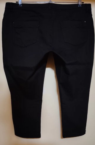 Pantalón Negro 3/4 Capri     Talla 46