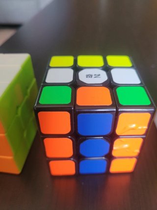Lote 4 Cubos Rubik: 3x3, 2x2 y Pirámide