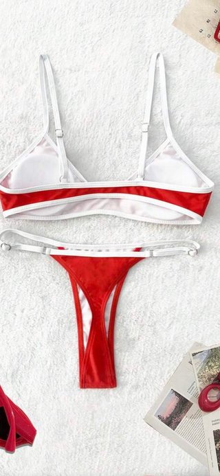 Bikini rojo con detalles blancos