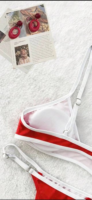 Bikini rojo con detalles blancos