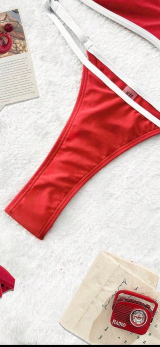 Bikini rojo con detalles blancos