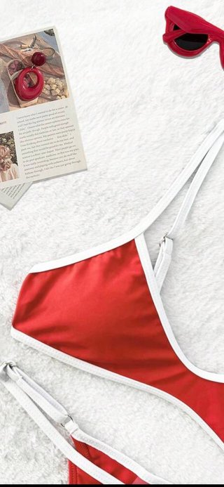 Bikini rojo con detalles blancos