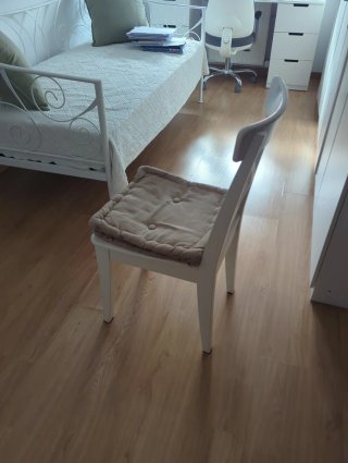 Silla de madera blanca con cojín beige
