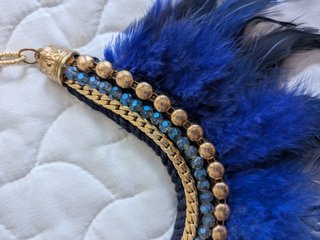 Collar de plumas azul y negro