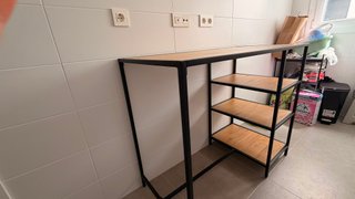 Mesa alta cocina con baldas