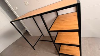 Mesa alta cocina con baldas
