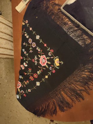 Mantón Manila bordado niña