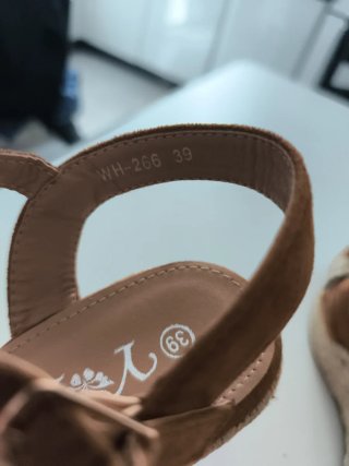 Sandalias cuña marrón y multicolor
