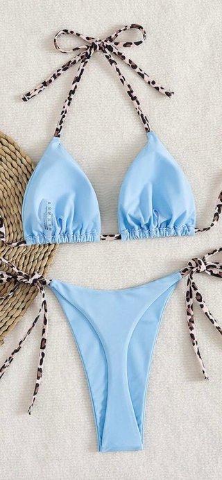 Bikini azul con estampado de leopardo
