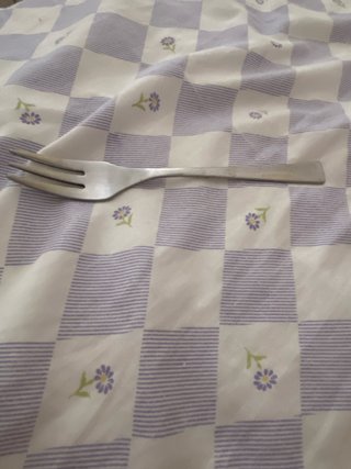 Tenedor de metal plateado
