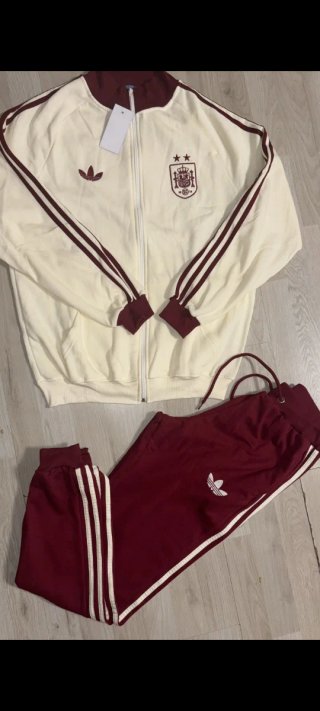 Conjunto chándal Adidas beige y rojo