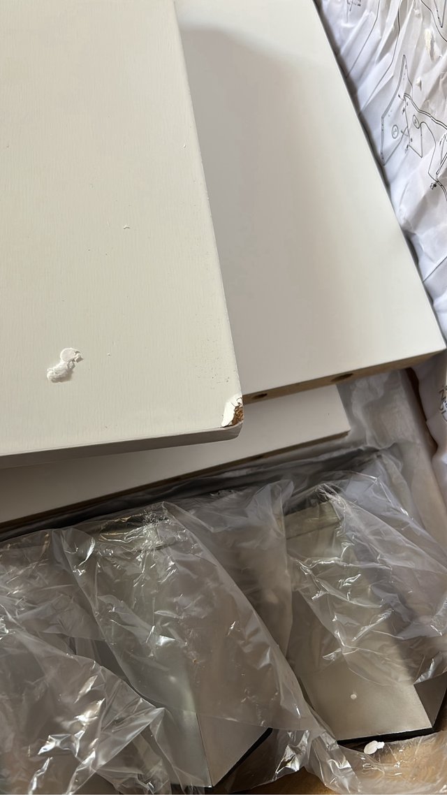 Scaffale bianco a 4 vani CON DIFETTO NELL'ANGOLO