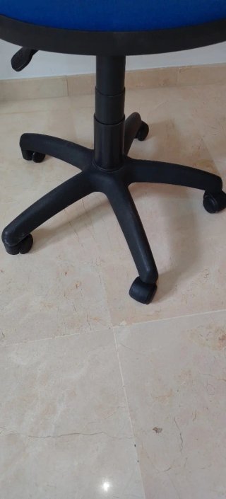Silla de escritorio azul y negra