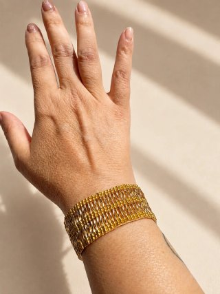 Pulsera de cuentas doradas con cadena