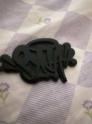 Llavero negro con diseño