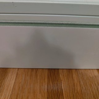 Rodapié blanco lacado cubre tubos
