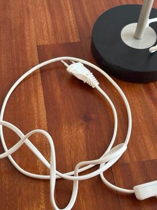Lámpara de mesa flexo Ikea negra y gris