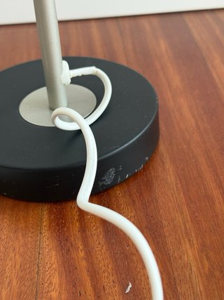 Lámpara de mesa flexo Ikea negra y gris