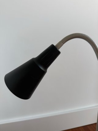 Lámpara de mesa flexo Ikea negra y gris